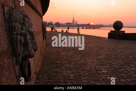 Die Spucke von Vasilyesky Island und die Aussicht in Piter und Paul Fortress silhouette St.Petersburg Russland Stockfoto