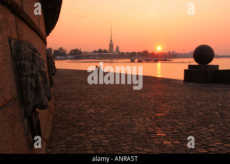 Die Spucke von Vasilyesky Island und die Aussicht in Piter und Paul Fortress silhouette St.Petersburg Russland Stockfoto