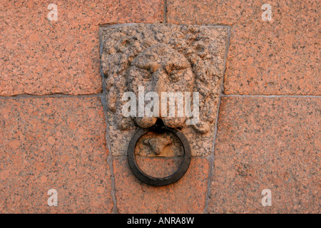 Löwenkopf mit Metall ring Basrelief Details aus Damm spucken der Vasilyesky Insel St. Petersburg Russland Stockfoto