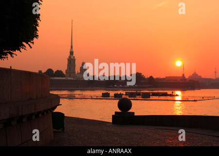 Die Spucke von Vasilyesky Island und die Aussicht in Piter und Paul Fortress silhouette St.Petersburg Russland Stockfoto