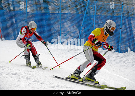 Sabine Gasteiger Österreich folgt das Geschrei der ihr Führer im Wettbewerb Damen Alpin Ski Slalom blinde und Sehbehinderte Stockfoto