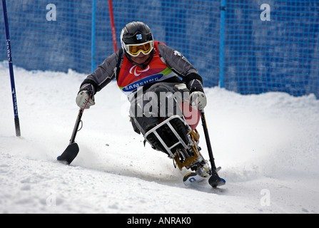 Tatsuko Aoki von Japan im Wettbewerb Damen Alpin Ski Slalom sitzen Stockfoto