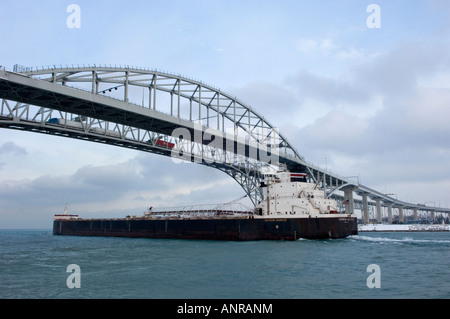 Frachter und das blaue Wasser Brücken über den St. Clair River zwischen Port Huron, Michigan und Point Edward Ontario Stockfoto