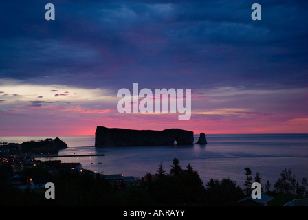 Perce Rock bei Sonnenuntergang auf der Gaspe-Halbinsel, Provinz Quebec, Kanada. Stockfoto