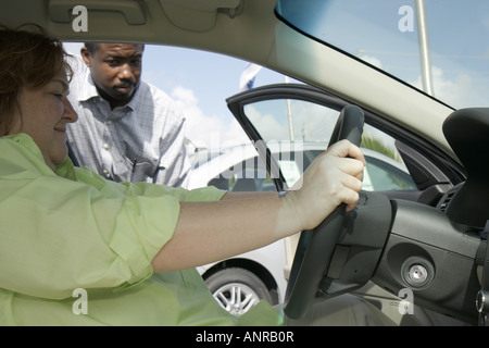 Miami Florida, Metro Ford, neu, Autos, Händler, Händler, Händler, Händler, Schwarze Afrikaner ethnische Minderheit, Erwachsene Erwachsene Männer Männer männlich, Verkäufer, Hallo Stockfoto