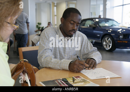 Miami Florida, Metro Ford, neu, Autos, Händler, Händler, Händler, Händler, Schwarze Afrikaner ethnische Minderheit, Erwachsene Erwachsene Männer Männer männlich, Verkäufer, Hallo Stockfoto