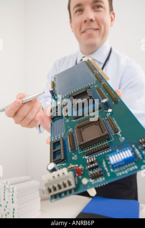 Geschäftsmann mit einer Leiterplatte Stockfoto