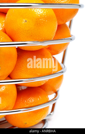 Clementinen in Draht Obstkorb auf weißem Hintergrund Stockfoto