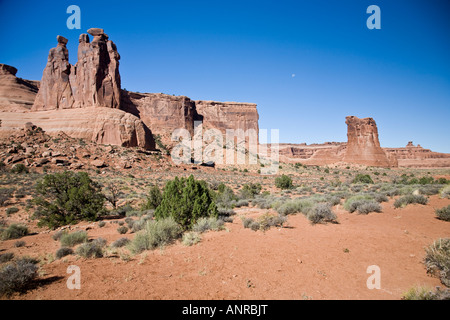 Die drei Klatsch und Schafe Felsen auf der rechten Seite im Arches National Park in Utah, USA Stockfoto