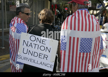 Miami Florida, Coconut Grove, King Mango Strut, jährliche Satire Parade, lustig, Humor, humorvoll, Humor, humorvoll, Parodie, Zeichen, Überwachung, Patriot Act, Amer Stockfoto
