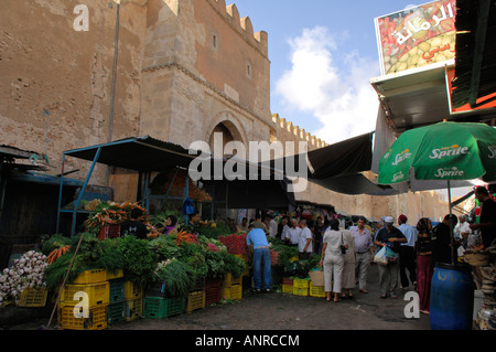 Ein Markt neben der Bab Jebli ein Gateway in die nördlichen Mauern der Medina von Sfax Stockfoto