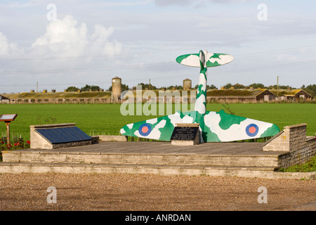 RAF-Denkmal auf dem Gelände des ehemaligen Flugplatzes. Bradwell. Stockfoto