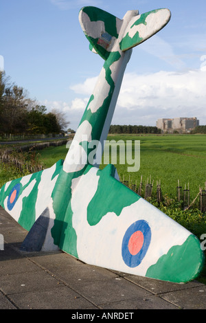 RAF Denkmal an Stelle des ehemaligen Flugplatz mit Bradwell Nuclear Power Station darüber hinaus. Bradwell. Stockfoto