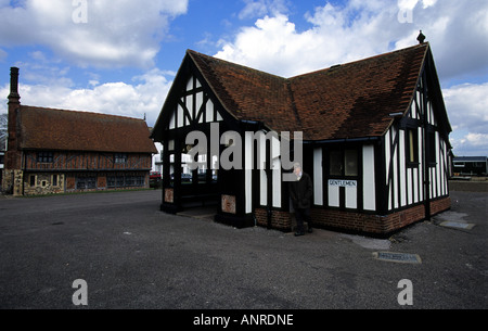 Eine Tudor Fachwerk-öffentliche Toilette, in der Nähe der Moot Hall (Rathaus) Aldeburgh, Suffolk, UK. Stockfoto