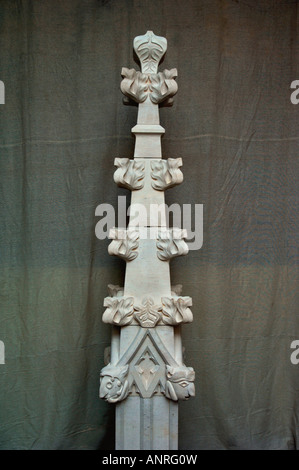 Ein beträchtlicher Stück Steinskulptur, die handgefertigt wurde, um Mauerwerk auf eine Kirche zu ersetzen. Stockfoto