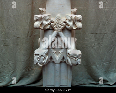 Ein beträchtlicher Stück Steinskulptur, die handgefertigt wurde, um Mauerwerk auf eine Kirche zu ersetzen. Stockfoto