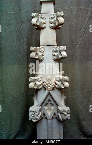 Ein beträchtlicher Stück Steinskulptur, die handgefertigt wurde, um Mauerwerk auf eine Kirche zu ersetzen. Stockfoto