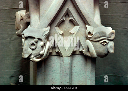 Ein beträchtlicher Stück Steinskulptur, die handgefertigt wurde, um Mauerwerk auf eine Kirche zu ersetzen. Stockfoto