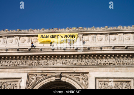 Greenpeace-Aktivisten hängen Banner auf Paris Arc De Triomphe fordern Verbot von GVO-s, die gentechnisch veränderte Organismen Stockfoto