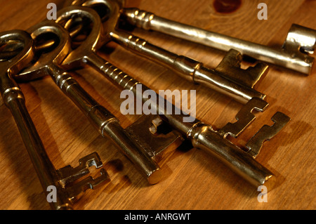 Bund der alten Messing-Skelett-Schlüssel auf einem Holztisch Stockfoto