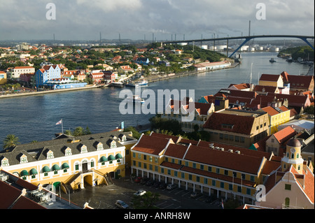 ABC-Inseln, CURACAO, Willemstad: Stadtübersicht entlang Sint Anna Baai / Morgen Stockfoto