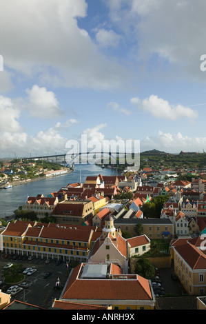 ABC-Inseln, CURACAO, Willemstad: Stadtübersicht entlang Sint Anna Baai / Morgen Stockfoto