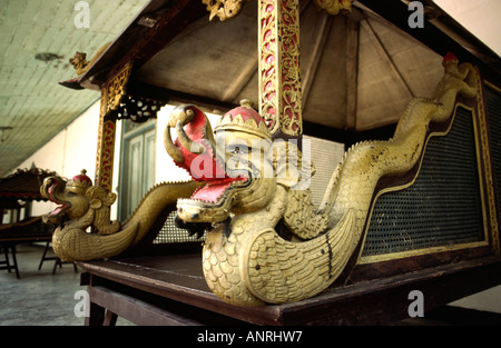 Indonesien Java Surakarta Solo Kraton Handwerk geschnitzten Drachen-Kopf auf Sänfte Stockfoto