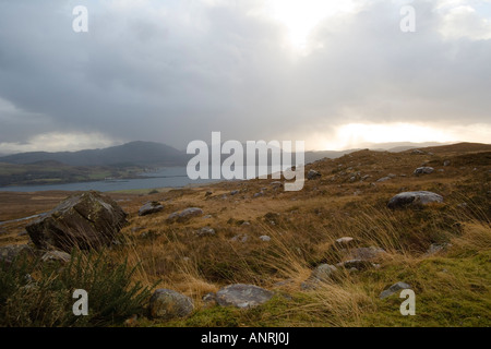 Blick auf Loch Kishorn aus Bealach Na Ba oder Pass des Viehs. Straße nach Applecross Dorf. Winter. Wester Ross. Hochland. Stockfoto