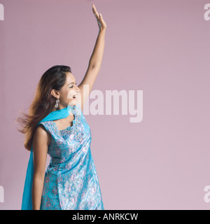 Mitte Erwachsene Frau in Salwar Kameez steht und ihre Hand winken Stockfoto