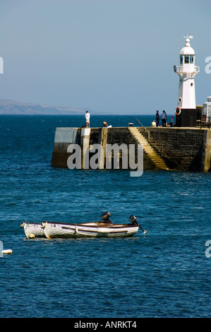 Mevagissey Hafen und Leuchtturm Stockfoto