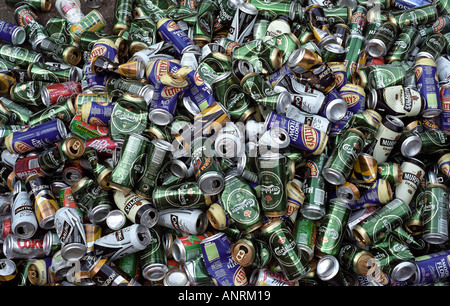 Bierdosen und Softdrink Dosen alle leeren warten auf Sortierung und Sammlung für das recycling Stockfoto