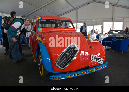 Ein besonderer Spaß-Version des legendären Citroën 2cv auf dem Goodwood Festival of Speed Goodwood, West Sussex, England. Stockfoto