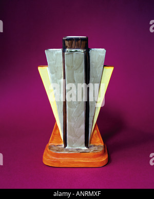 Einzigartige 40er Jahre Art Deco Vase von Myott und Söhne, fotografiert vor einem lila lila Hintergrund Stockfoto