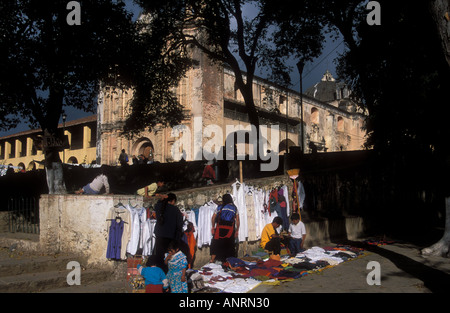 Merket steht die Kathedrale Iglesia del Convento Santo Domingo San Cristobal de Las Casas, Chiapas Mexiko Stockfoto