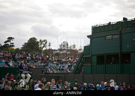 Blick über das abgestufte Sitzgelegenheiten von einigen der äußeren Gerichte während der 2007 Wimbledon Lawn Tennis Championships, London. Stockfoto