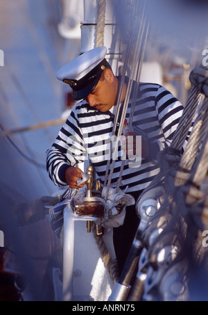 Crew-Mitglied Reinigung Teil des mexikanischen Großsegler Cuauhtemoc Tournement der Großsegler Rouen Armada 2003 Frankreich Stockfoto