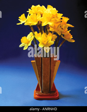 Narzissen im Art-Deco-Hand bemalte Vase Stockfoto