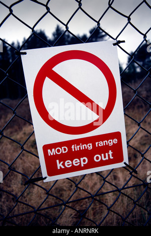 Halten Sie Zeichen am Rand des Eskmeals Firing Range, Cumbria Stockfoto