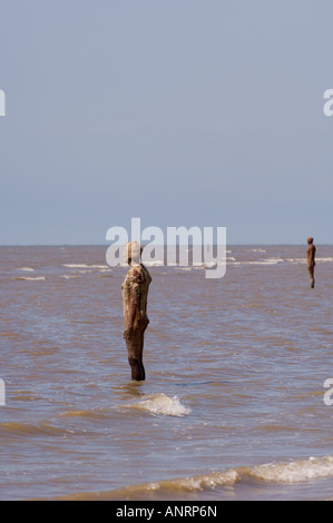 Gusseiserne Männer, Teil von Antony Gormley's Another Place, eine permanente Installation von 100 Statuen am Crosby Beach, Merseyside Stockfoto