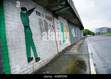 IRA Wandmalerei zum Gedenken an Hungerstreikenden in der Nähe der Bogside Immobilien, Londonderry, County Derry, Nordirland. Stockfoto