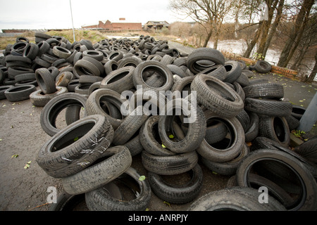 Fliegen Sie, Trinkgeld, illegale Ablagerung von Reifen an den Ufern des Clyde in Glasgow Strathclyde Scotland UK Stockfoto