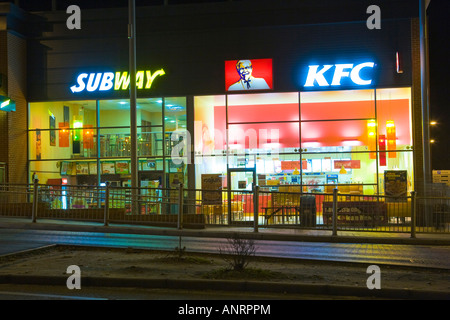 KFC und U-Bahn-Food-Restaurants in der Nacht in Bury St Edmunds, UK Stockfoto