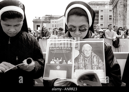 Nonnen halten ein Bild von Papst Benedict XVI während der Primiz von Papst Ratzinger Saint Peters Platz der Vatikan Rom Stockfoto