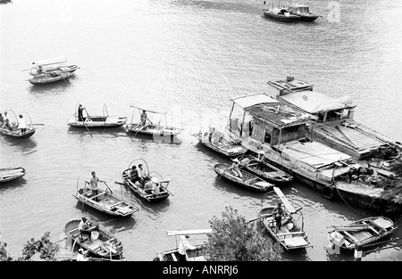 Boote aller Größen in den geschäftigen Hafen in Halong City, Nord-Ost-Vietnam. Stockfoto