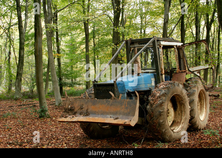 Rostigen alten Traktor im Wald Stockfoto