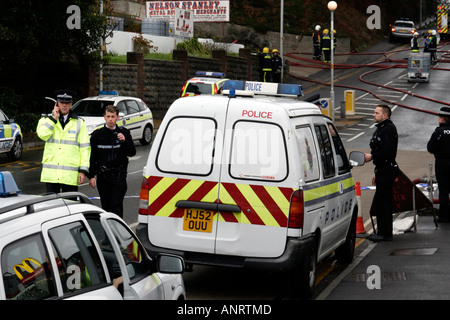 Polizei in Atendance bei einem Brand bei Nelson Stanley Schrottplatz Poole Dorset England UK Stockfoto