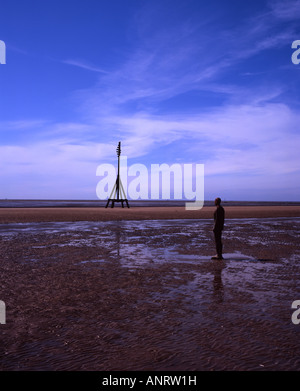 Anthony Gormley einen anderen Ort eine Reihe von Abbildung Skulpturen am Strand von Crosby in der Nähe von Liverpool Merseyside England Stockfoto