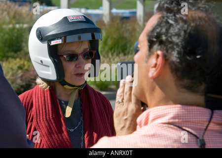 Barbara Walters tragen schützende Helm spricht in die Kamera auf der Rennbahn Stockfoto