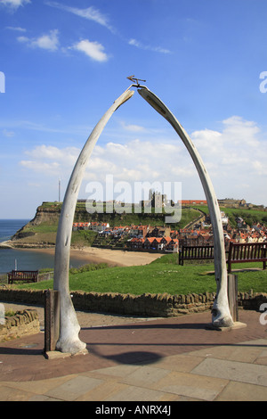 Whitby Abtei St. Marys Kirche und die 199 Stufen angezeigt durch den Walknochen Bogen Stockfoto