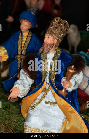 Bayerische Krippe eine der drei Könige Reise zur Krippe in echter Kleidung made in Oberammergau Bayern Deutschland Europa Stockfoto